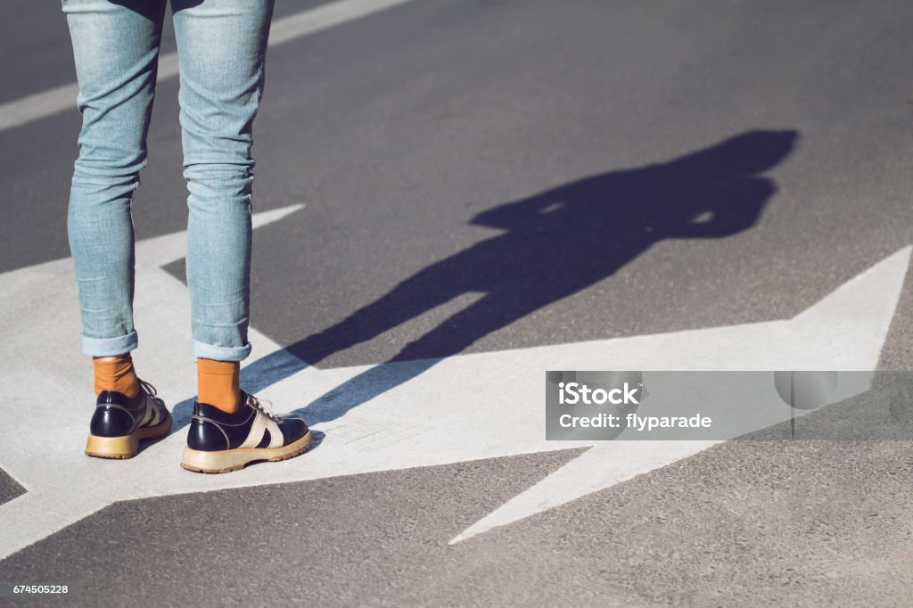 Nahaufnahme von Frau Schuhe stehen auf der Straße - Lizenzfrei Teenager-Alter Stock-Foto