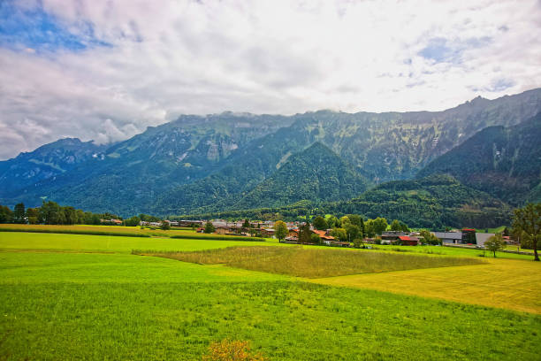 vale de lauterbrunnen e com cerca de interlaken cantão de distrito de berna, suíça - oberhasli - fotografias e filmes do acervo