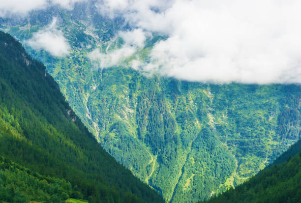 vale de lauterbrunnen no cantão de distrito de berna, com cerca de interlaken suíça - oberhasli - fotografias e filmes do acervo