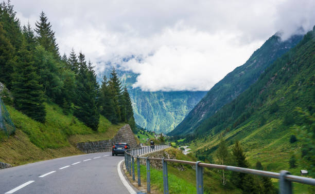 estrada no vale de lauterbrunnen no cantão de berna com cerca de interlaken suíça - oberhasli - fotografias e filmes do acervo