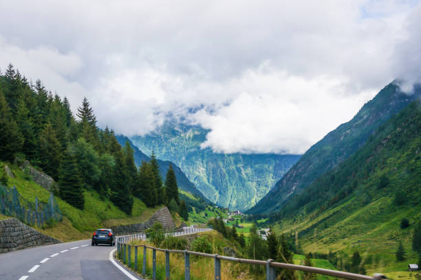 estrada no vale de lauterbrunnen no cantão de berna com cerca de interlaken suíça - oberhasli - fotografias e filmes do acervo