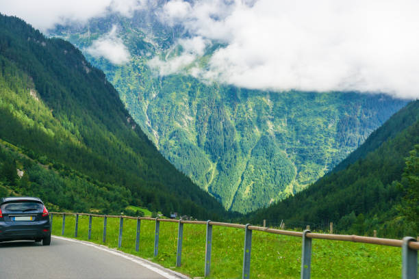 estrada no vale de lauterbrunnen no cantão de berna com cerca de interlaken suíça - oberhasli - fotografias e filmes do acervo