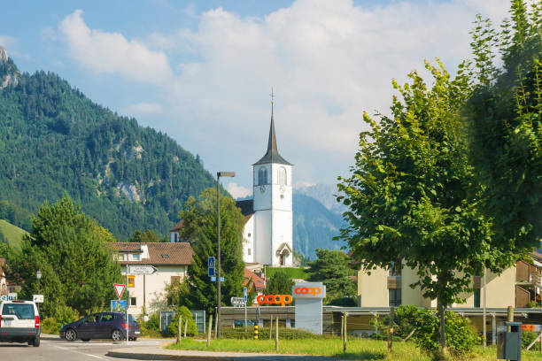 église dans le village de charmey à préalpes en gruyère fribourg suisse - swiss cheese chalet town dairy product photos et images de collection