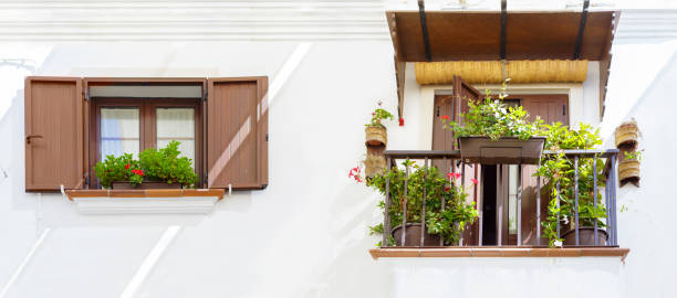 verano en españa. fachada típica andaluza. turismo en españa - malaga seville cadiz andalusia fotografías e imágenes de stock