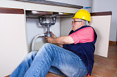 klempner-bei-der-arbeit-mit-einem-waschbecken.jpg?b=1&s=170x170&k=20&c=xGlInl7noh_oMmsnDw1Y8WaxPZJhVYNur4XVmi8t_pw=