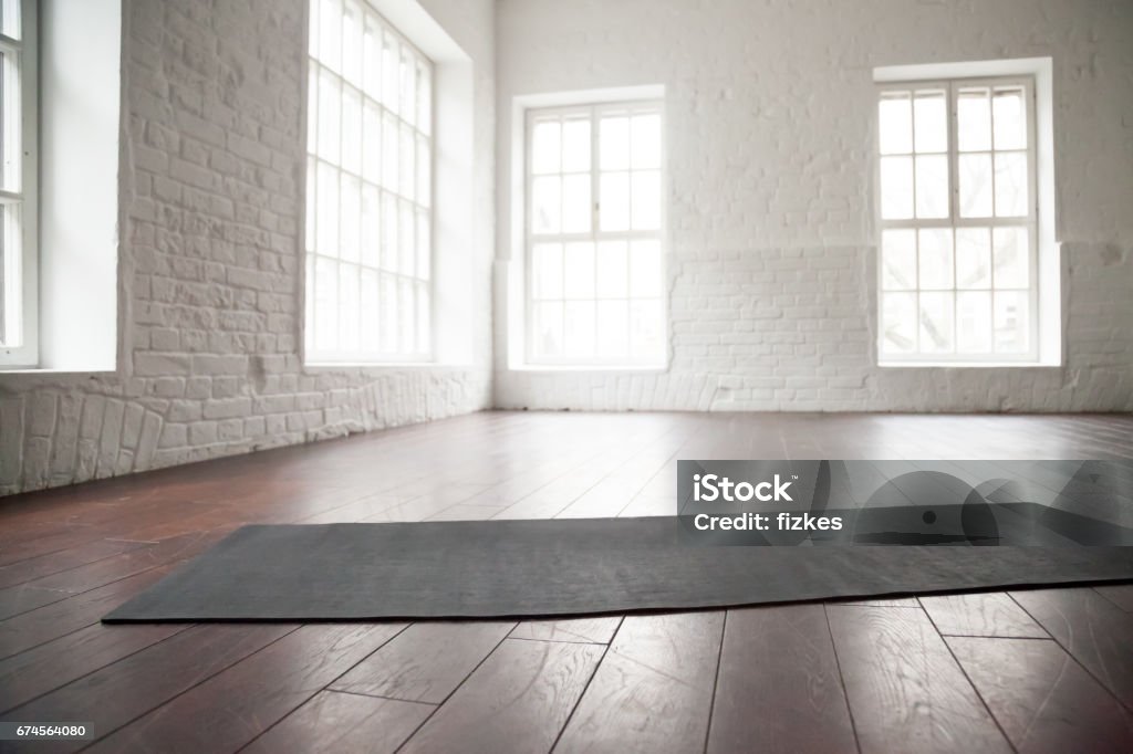 Leerer weißer Raum, Loft-Studio, Yoga-Matte auf dem Boden - Lizenzfrei Bildhintergrund Stock-Foto