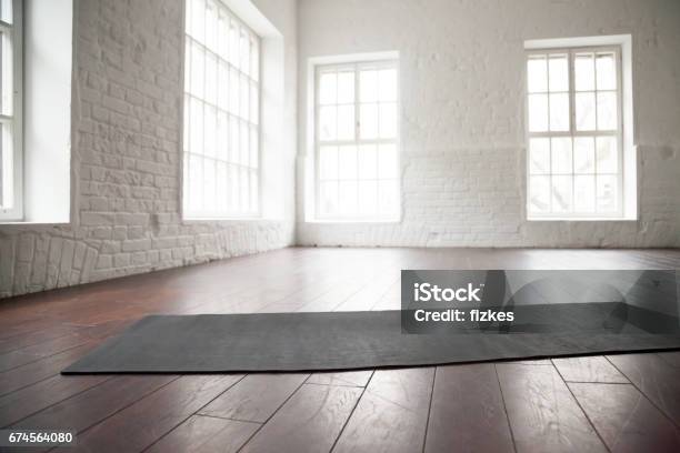 Leerer Weißer Raum Loftstudio Yogamatte Auf Dem Boden Stockfoto und mehr Bilder von Bildhintergrund