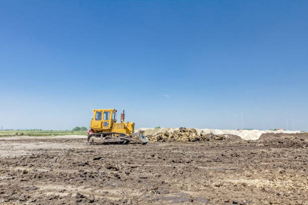 istock Heavy earthmover construction machine is moving earth at building site 674592214