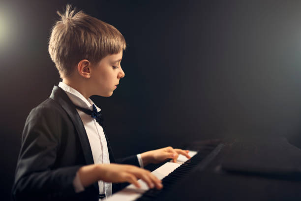 mały chłopiec wirtuoz wykonujący koncert fortepianowy - skill piano music child zdjęcia i obrazy z banku zdjęć