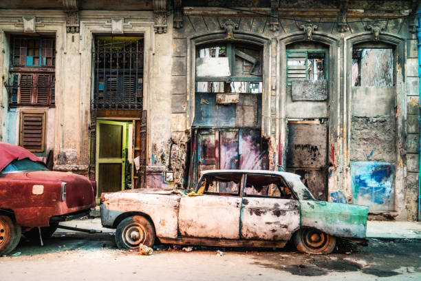 vecchia auto d'epoca danneggiata sulla strada della vecchia avana, cuba - house car burnt accident foto e immagini stock