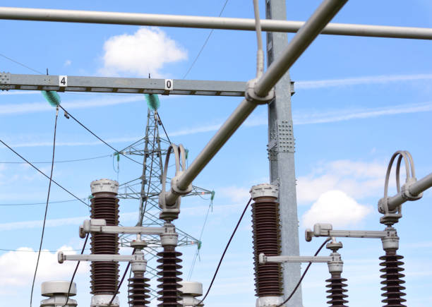 subestación eléctrica con aisladores, líneas de alta tensión y cielo azul - james watt fotografías e imágenes de stock