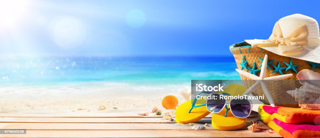 Acessórios de praia na mesa na praia - Férias de Verão - Foto de stock de Verão royalty-free