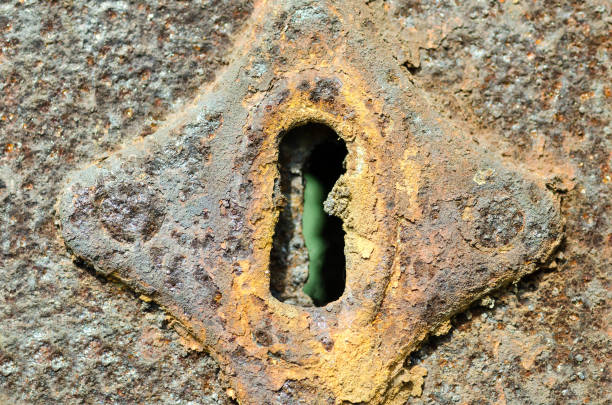 istock Rusty keyhole on old metal rusty gate. Aged metal doors. 674650622