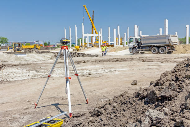 civil engineer's instrument, theodolite, equipment for land surveying - azimuth imagens e fotografias de stock