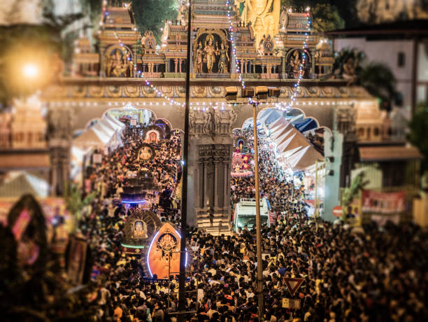 multidão de peregrinos à noite durante o festival thaipusam malásia - edinson cavani - fotografias e filmes do acervo