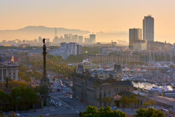 lever du soleil de barcelone par temps clair - port de barcelona catalonia spain barcelona city photos et images de collection