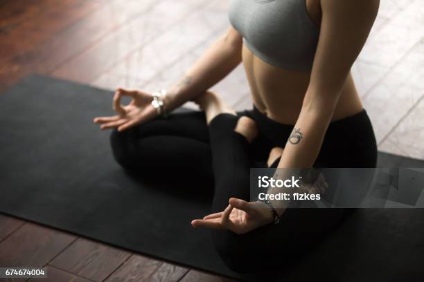 Frau Sitzt Auf Der Matte In Lotus Posieren Macht Mudra Studio Stockfoto und mehr Bilder von Fitnesstraining