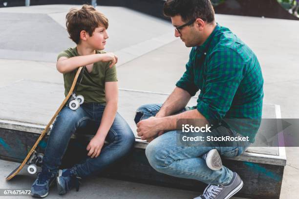 Divertirsi Nello Skate Park - Fotografie stock e altre immagini di Genitori - Genitori, Adolescente, Modello di comportamento