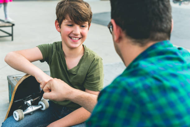 スケートパークで楽しい時間を持つ - skateboarding skateboard teenager child ストックフォトと画像