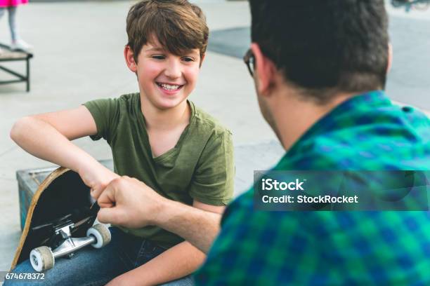 Foto de Tendo Um Bom Tempo No Skate Park e mais fotos de stock de Adolescente - Adolescente, Mentor, Criança