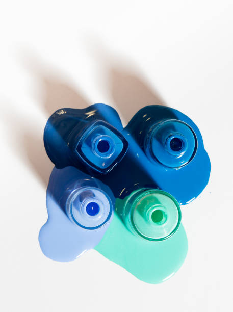 4 couleur de vernis à ongles sur fond blanc - inkpot photos et images de collection