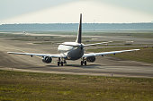 flugzeug-auf-der-startbahn.jpg?b=1&s=170x170&k=20&c=Sd621nJSnaYZIRVCG9HfitPQau1OvyBYBFtlwDc6P50=