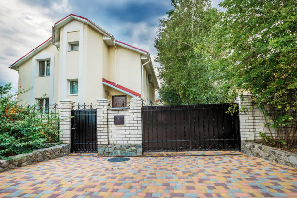 istock Horizontal view of single-family home 674688072