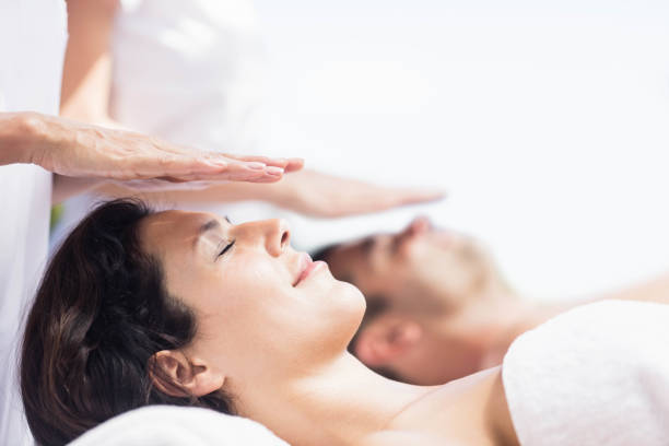 para otrzymująca masaż głowy od masażysty - massage table massaging sport spa treatment zdjęcia i obrazy z banku zdjęć