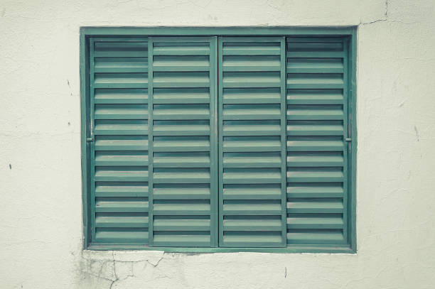 istock Old green window isolated on a cracked wall 674717586