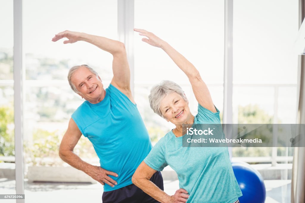 Portrait de l’exercice de couple de personnes âgées - Photo de Troisième âge libre de droits