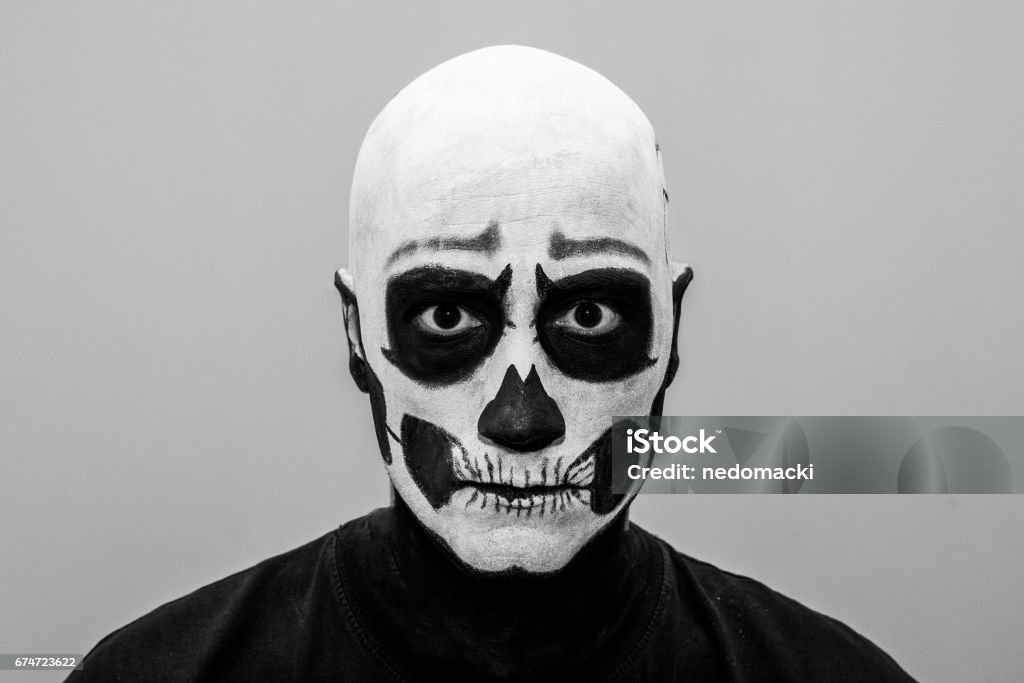 Hermoso Hombre Con Maquillaje Creativo Para La Fiesta De Halloween Foto de  stock y más banco de imágenes de Día de Todos los Santos - iStock