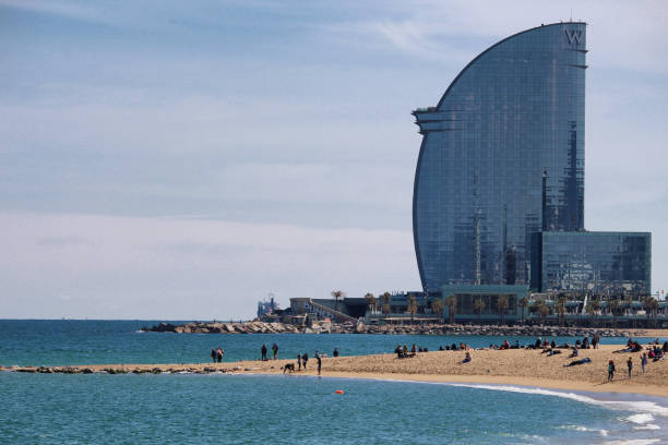 personnes bénéficiant de printemps au chaud sur la plage de barceloneta - messy photos et images de collection