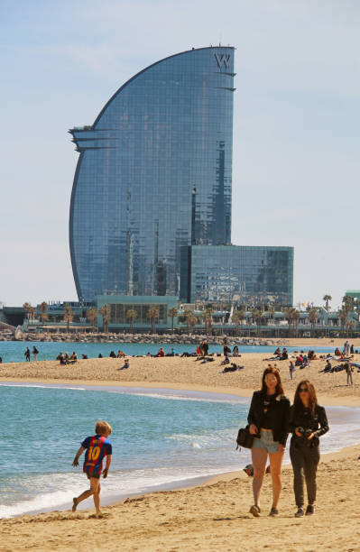 personnes bénéficiant de printemps au chaud sur la plage de barceloneta - messy photos et images de collection