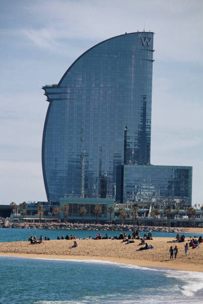 personnes bénéficiant de printemps au chaud sur la plage de barceloneta - messy photos et images de collection