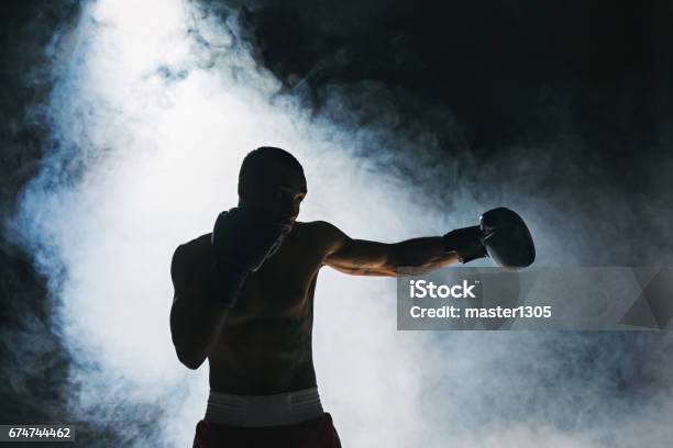Afro Americano Boxeador Masculino Foto de stock y más banco de imágenes de Boxeo - Deporte - Boxeo - Deporte, Ring de boxeo, Afrodescendiente