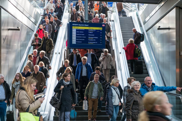 混雑したエスカレーターの人の旅 - escalator people city blurred motion ストックフォトと画像