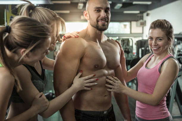 メンズ ジムで大きな筋肉を堪能する 3 人の女性 - health club social gathering exercising sport ストックフォトと画像