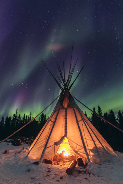 tipi under aurora - teepee imagens e fotografias de stock