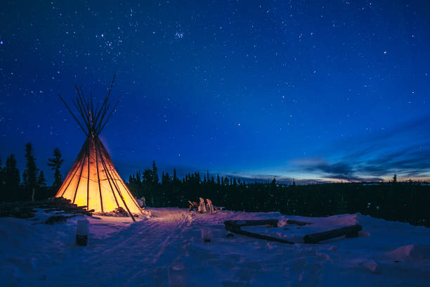 tipi under aurora - teepee imagens e fotografias de stock