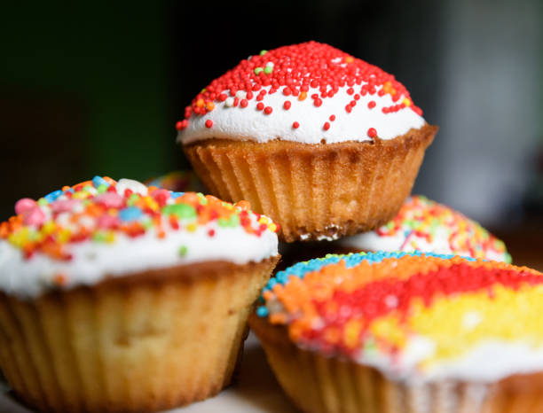 holiday cupcakes with raisins on the plate - bentham imagens e fotografias de stock