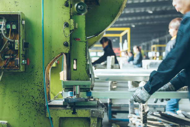 detalle de la industria de aluminio extruido en una planta - chinese production fotografías e imágenes de stock
