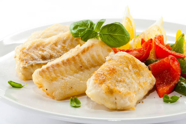 piatto di pesce - filetto di pesce e verdure - passera foto e immagini stock