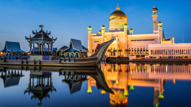 istock Sultan Omar Ali Saifuddien Mosque, Brunei 674866612