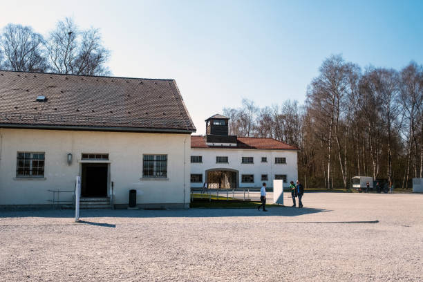campo di dachau, il primo campo di concentramento in germania durante la seconda guerra mondiale, edifici storici e campo all'aperto nel campo - dachau foto e immagini stock