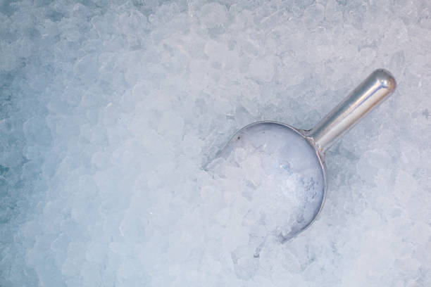 gelo no balde de gelo - crushed ice - fotografias e filmes do acervo