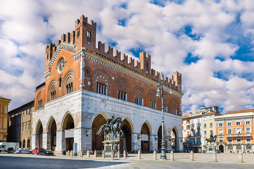Piacenza, Italia. Piazza Cavalli (caballo cuadrado) y el palazzo gótico (gótico Palacio) en el centro de la ciudad photo