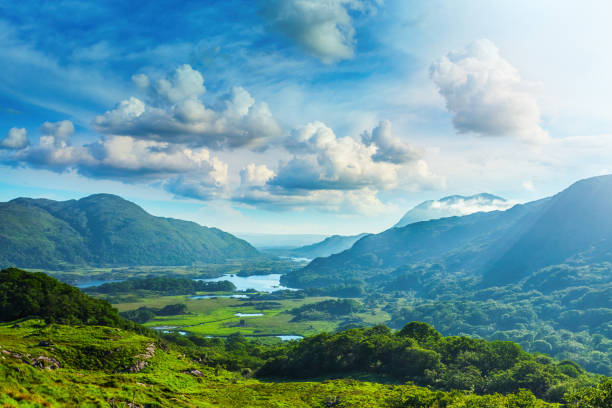 jeziora killarney wzdłuż pierścienia kerry, hrabstwo kerry, irlandia - lakes of killarney zdjęcia i obrazy z banku zdjęć