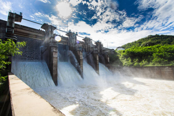 Embankment dam Embankment dam The drain was not overflowing the spring way. hydroelectric power photos stock pictures, royalty-free photos & images