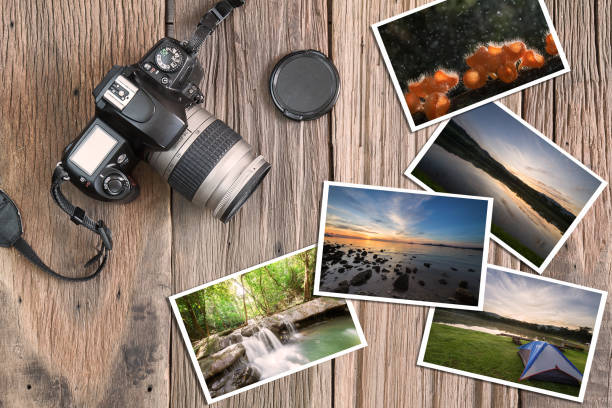 starý fotoaparát a fotografie na vintage dřevěném pozadí - turista sociální role fotky - stock snímky, obrázky a fotky