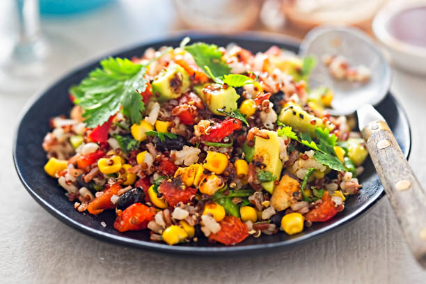 arroz mexicano, ensalada de aguacate de quinua con aderezo de chile - hot dish fotografías e imágenes de stock